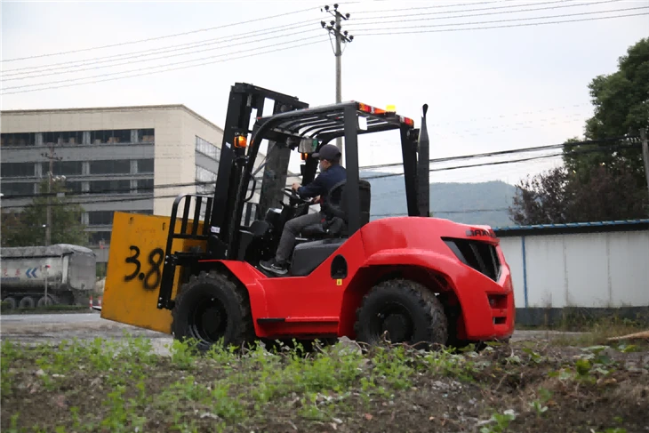 Forklift 4WD serba boleh dari 2 hingga 5 tan